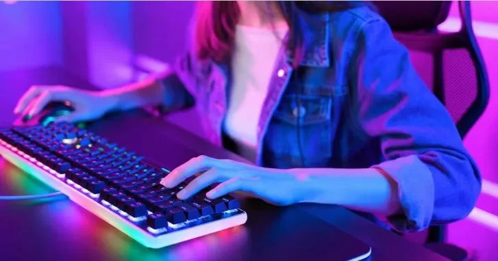 深夜游戏怕扰民？2025消音键盘避坑指南省300元