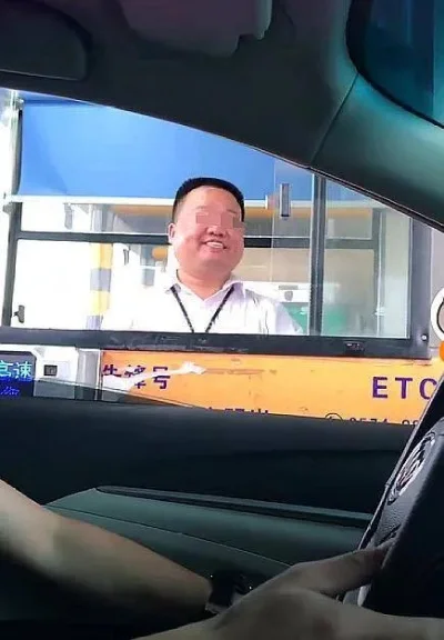 抖音高速收费员假笑是什么梗-抖音收费员假笑现象