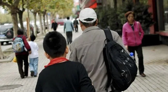 爸爸送儿子去上学-父爱如晨曦暖旅程
