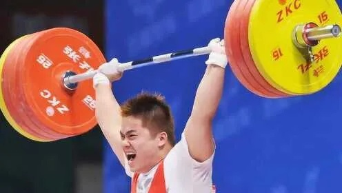 运动员举重时通常会大吼一声这样做