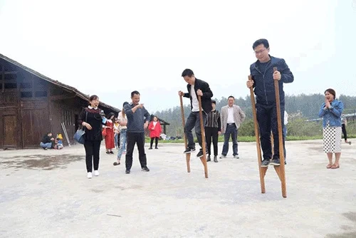 团团玩的踩高跷游戏-团团玩踩高跷游戏