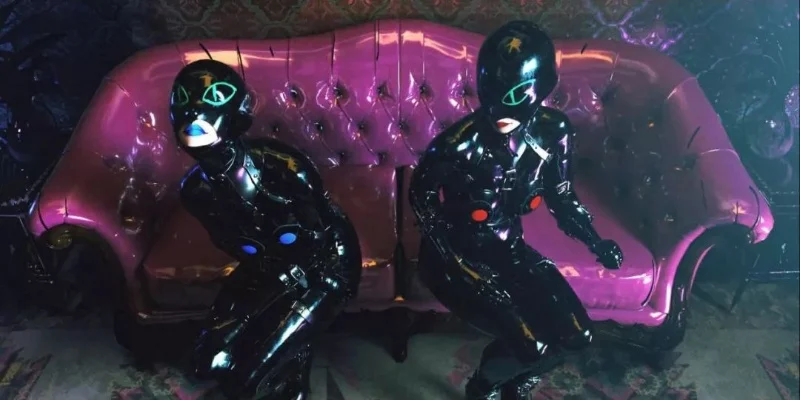 乳胶衣改造成女生小说-乳胶衣改造成小说游戏