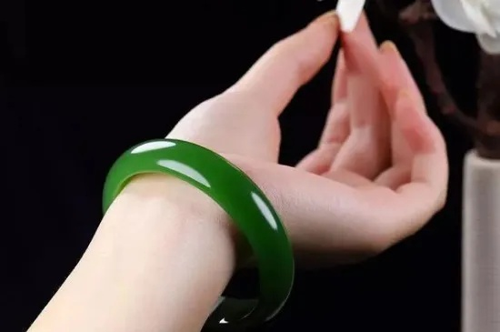 玉手镯到底该戴哪只手才对？